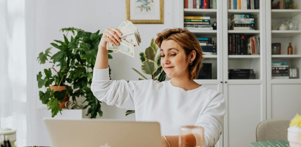 Customer saving money on Fayetteville car insurance with G&G Independent Insurance.